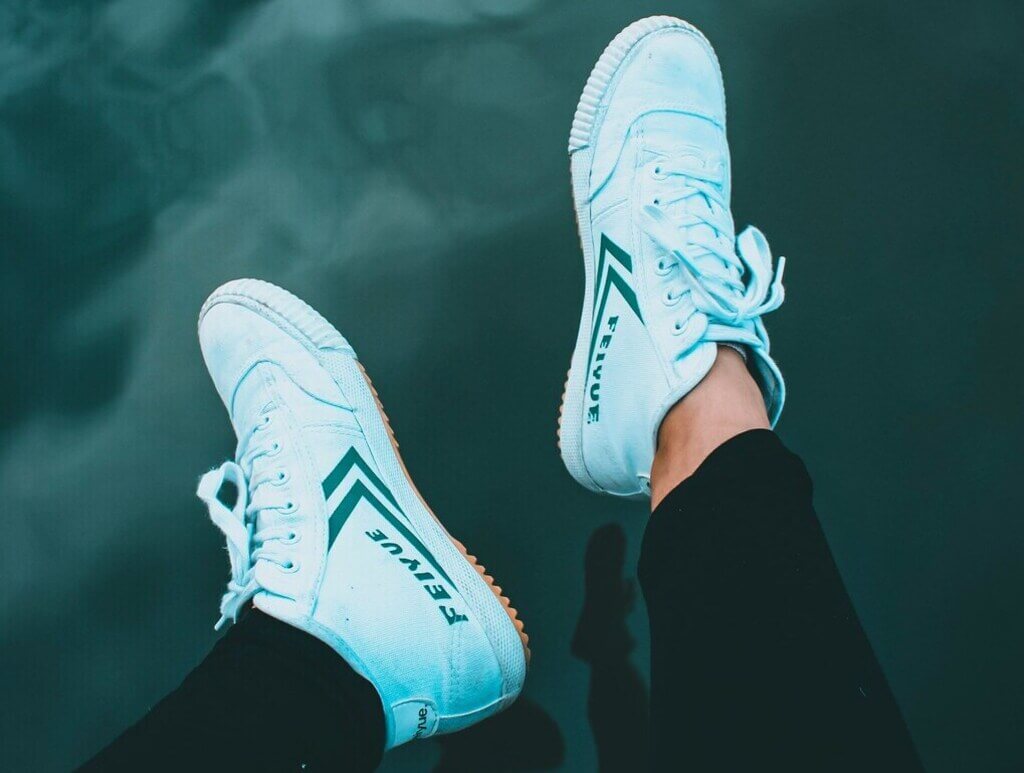 Jak dbać o białe sneakersy?